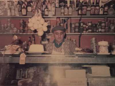 ...poi la gestione pass� a mio padre Giovanni che nel 1948 si spost� accanto a questa sede, al civico 141, intestando il locale a mia madre Ninetta Melfi�